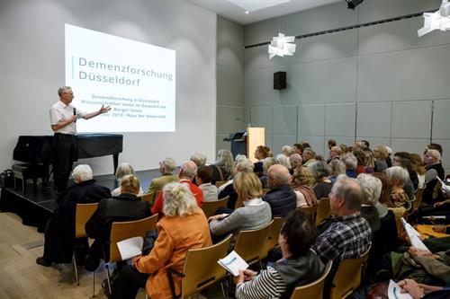 Gespräch mit Bürger*innen: Moderation Prof. Dr. Stefan Wilm.